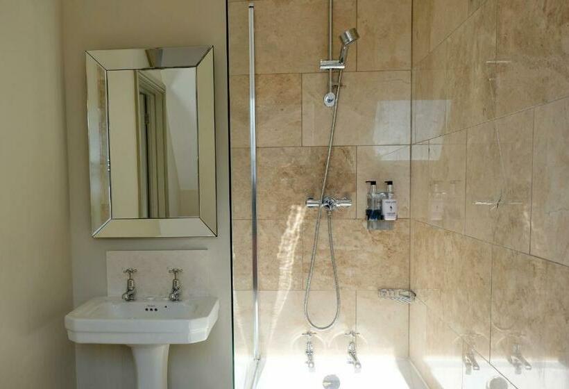 חדר דחוקס עם מיטת קינג, Blacknest Golf And Country Club