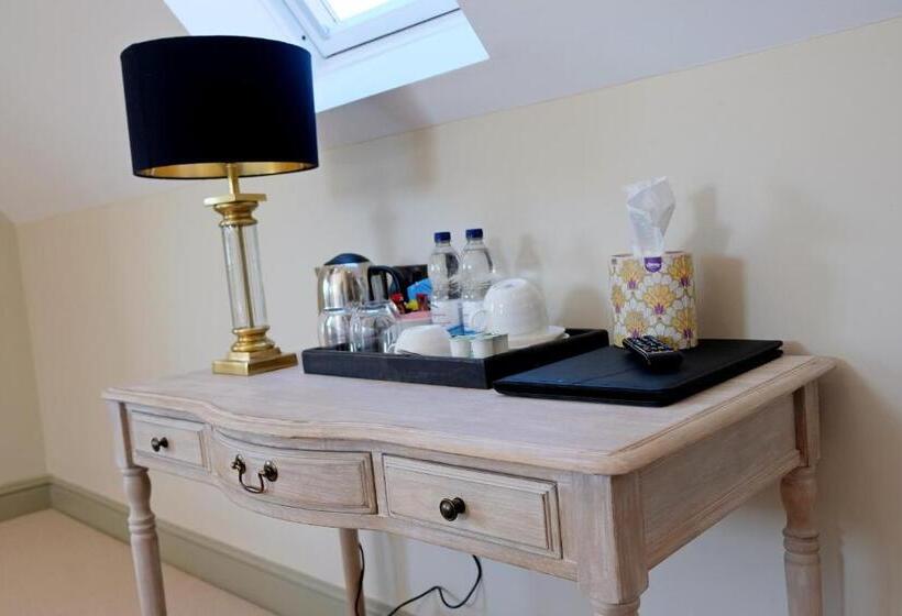 חדר דחוקס עם מיטת קינג, Blacknest Golf And Country Club