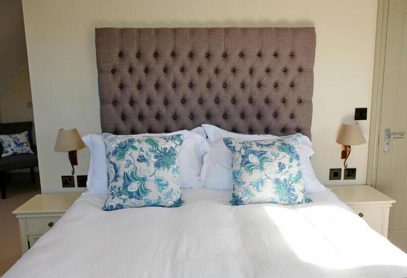 חדר דחוקס עם מיטת קינג, Blacknest Golf And Country Club