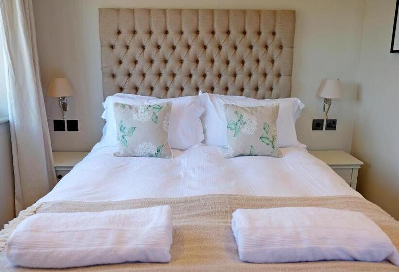 חדר סטנדרט עם מיטת קינג, Blacknest Golf And Country Club