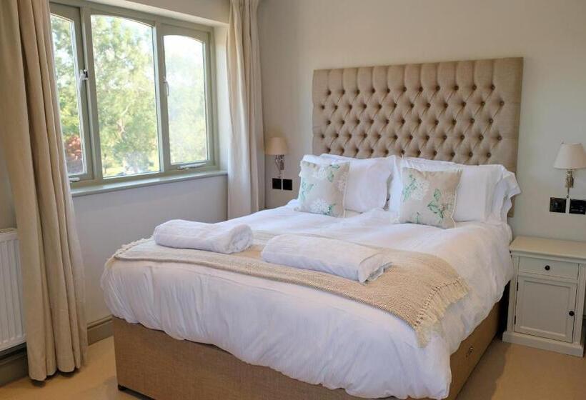 חדר סטנדרט עם מיטת קינג, Blacknest Golf And Country Club