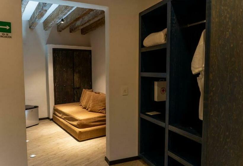 חדר קומפורט לשלושה, Canaria