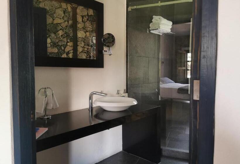 חדר קומפורט לשלושה, Canaria