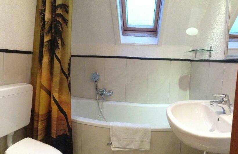 غرفة قياسية حمام مشترك, Dormitorium Kaarst Wohnraum Auf Zeit