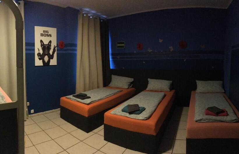 سرير فى غرفة مشتركه, Dormitorium Kaarst Wohnraum Auf Zeit