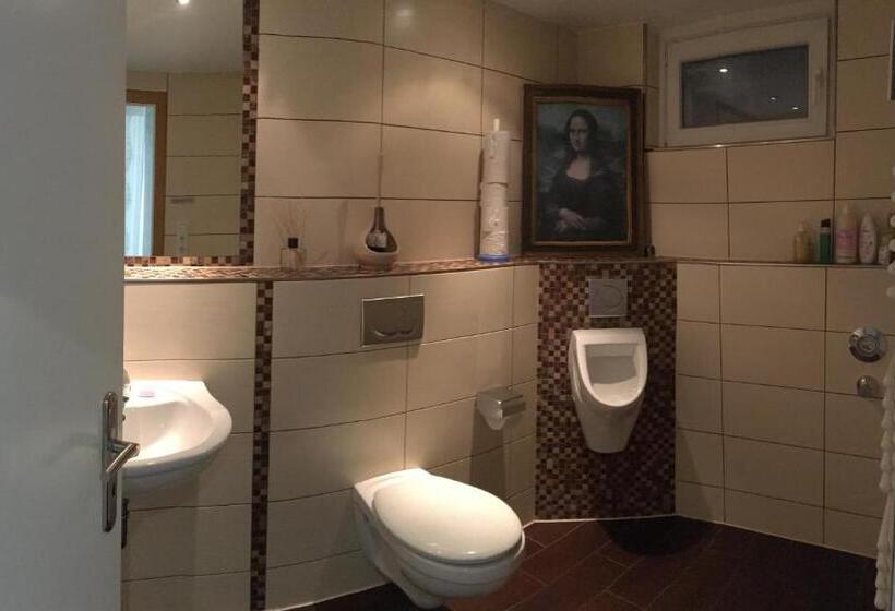 سرير فى غرفة مشتركه, Dormitorium Kaarst Wohnraum Auf Zeit