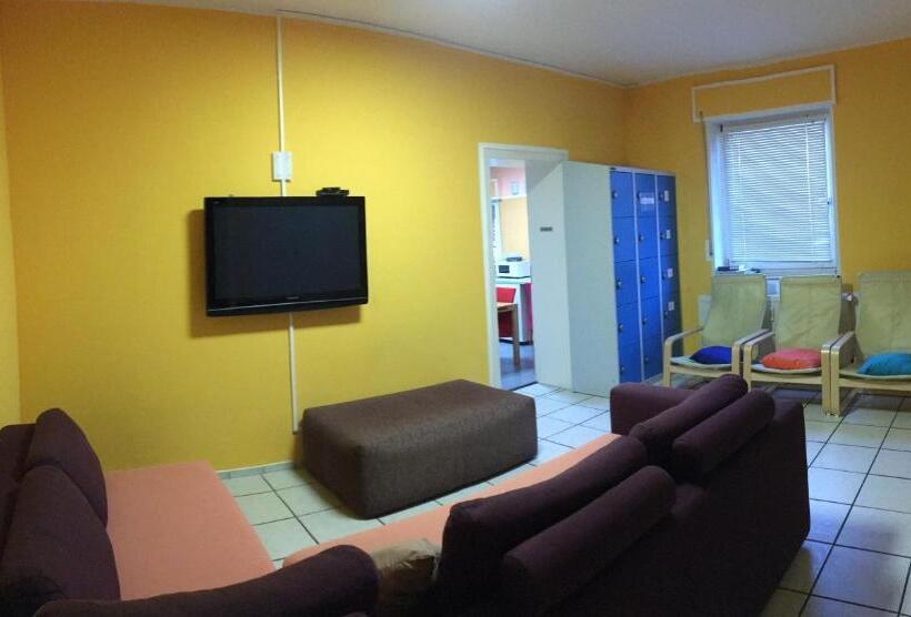 شقة غرفة نوم واحدة بالطابق الأرضى, Dormitorium Kaarst Wohnraum Auf Zeit