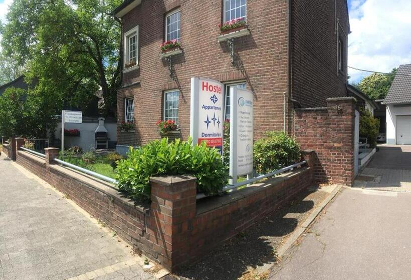 سرير فى غرفة مشتركه, Dormitorium Kaarst Wohnraum Auf Zeit