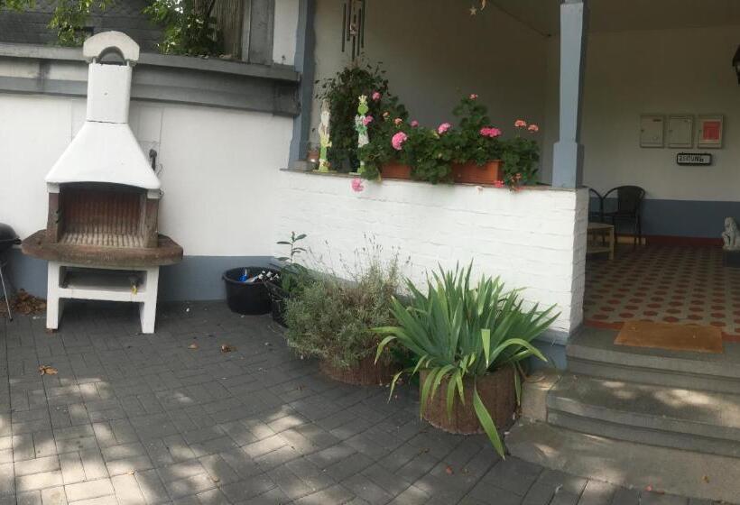 سرير فى غرفة مشتركه, Dormitorium Kaarst Wohnraum Auf Zeit