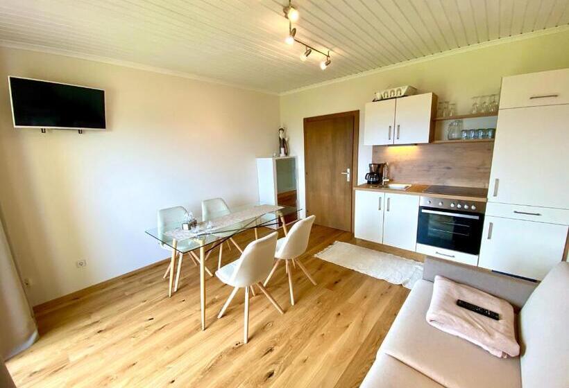 شقة غرفة واحدة, Pleschinhof