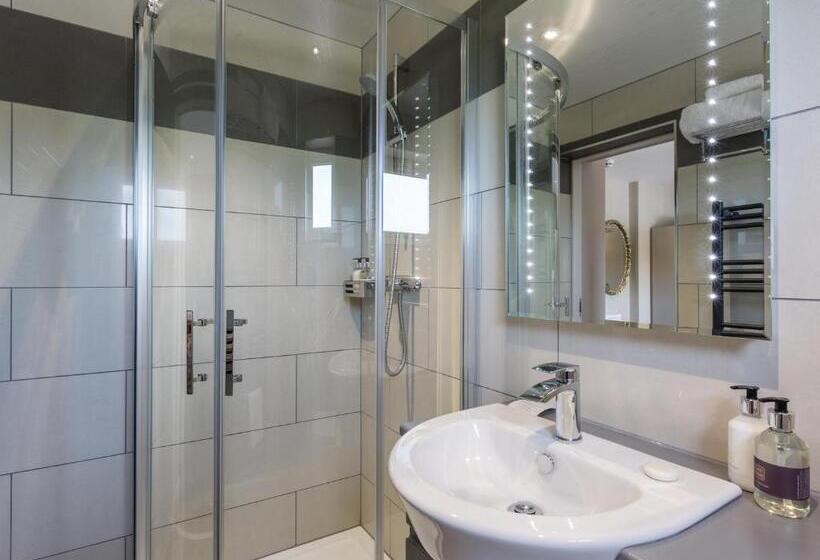 חדר סופריור, The Sally