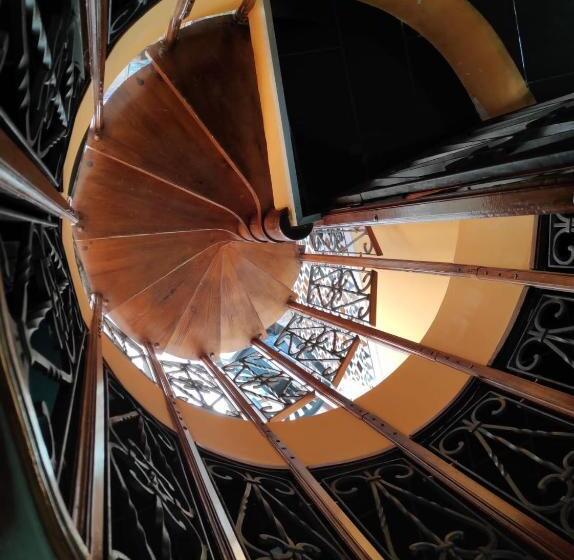 スタンダードスタジオ, Apartamentos Gaudi Style