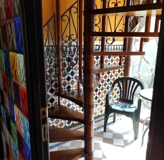 スタンダードスタジオ, Apartamentos Gaudi Style