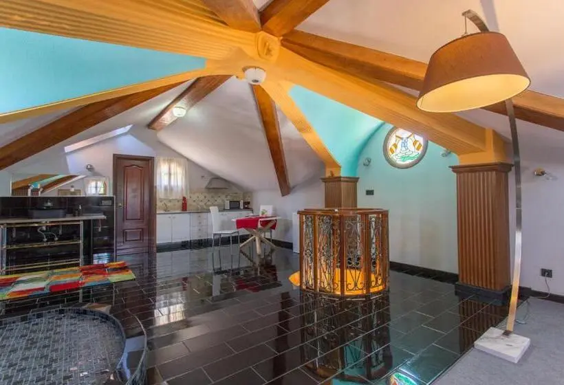 スタンダードスタジオ, Apartamentos Gaudi Style