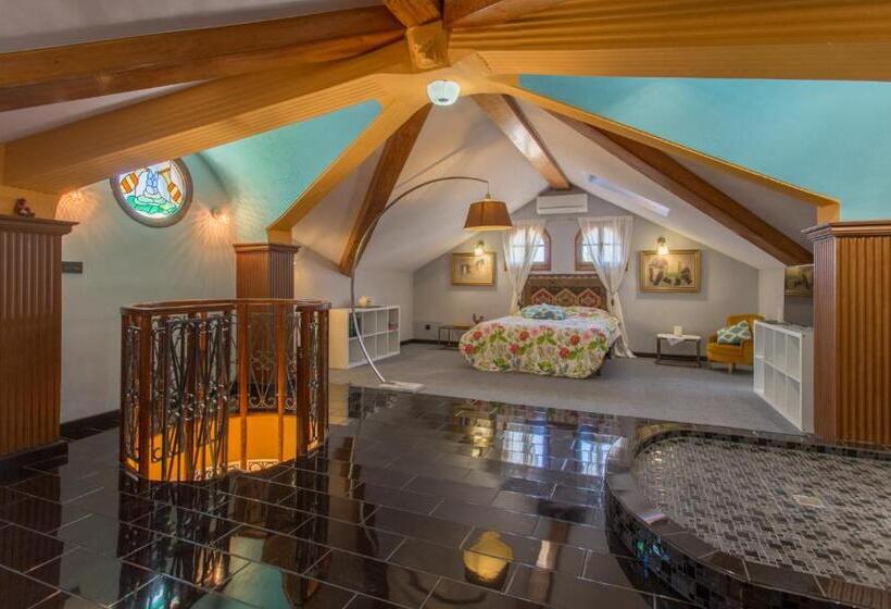 スタンダードスタジオ, Apartamentos Gaudi Style