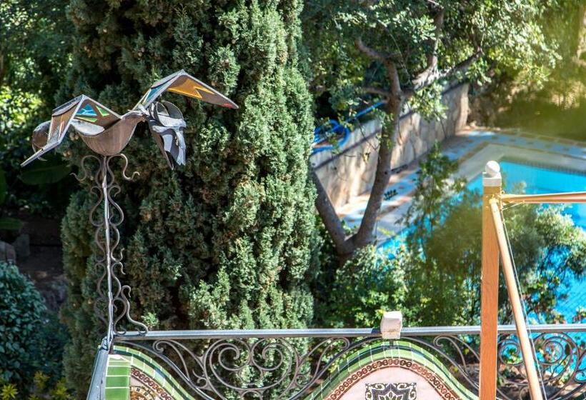 スタンダードスタジオ, Apartamentos Gaudi Style