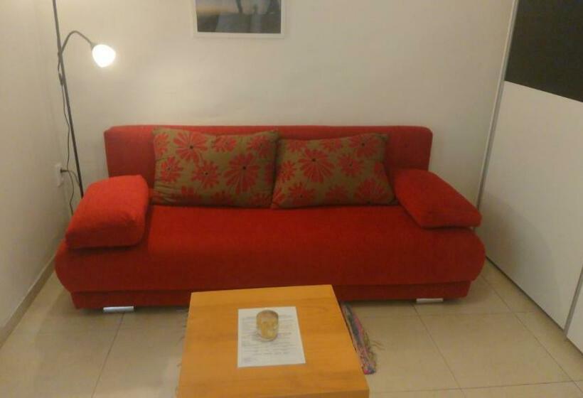 基本三人间, Gran Hostel