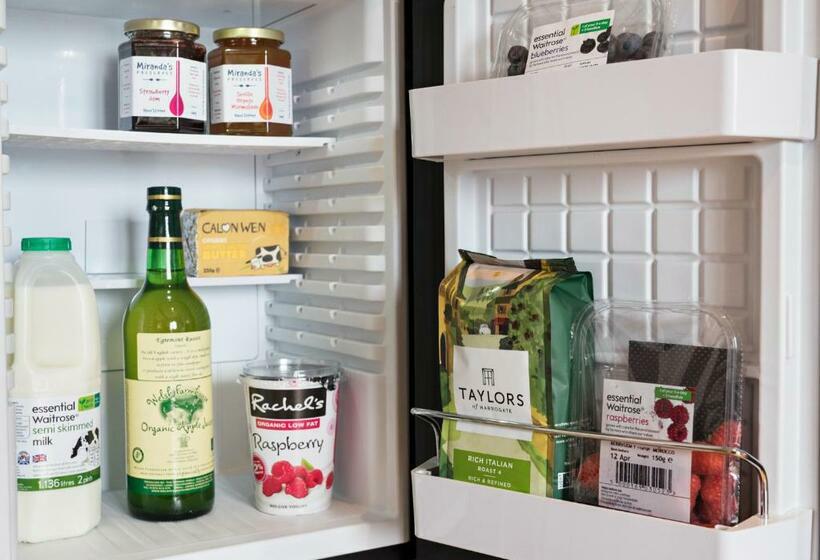 スイート, Neuadd B&b Suites