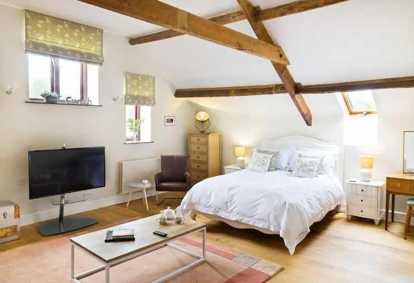 スイート, Neuadd B&b Suites