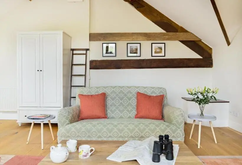 スイート, Neuadd B&b Suites