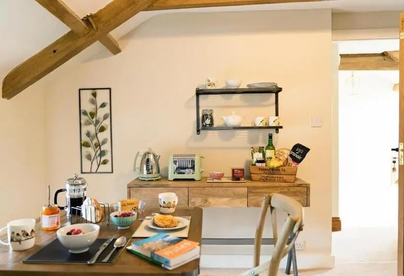 スイート, Neuadd B&b Suites