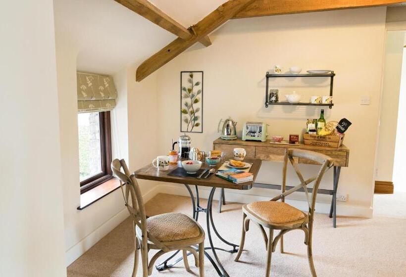 スイート, Neuadd B&b Suites