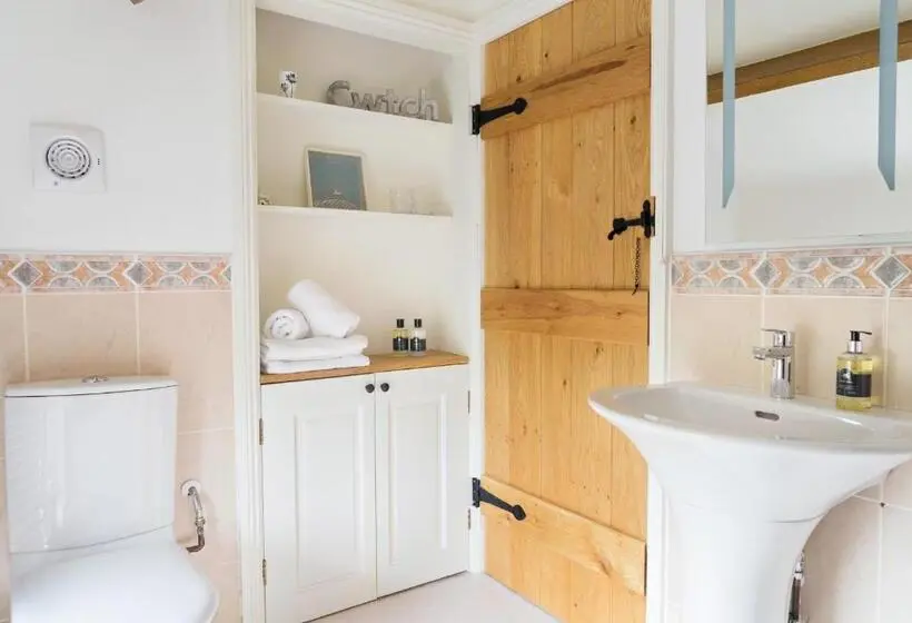 スイート, Neuadd B&b Suites