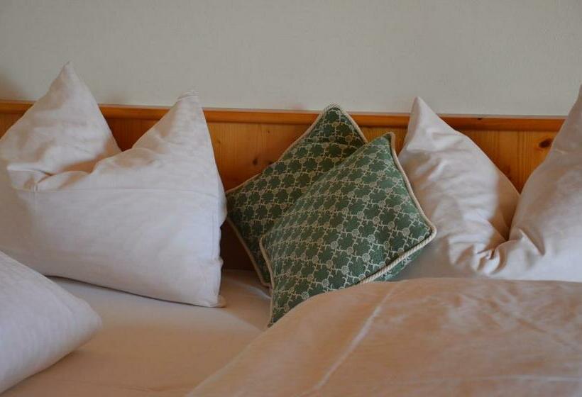 スタンダード４人部屋, Falkenau