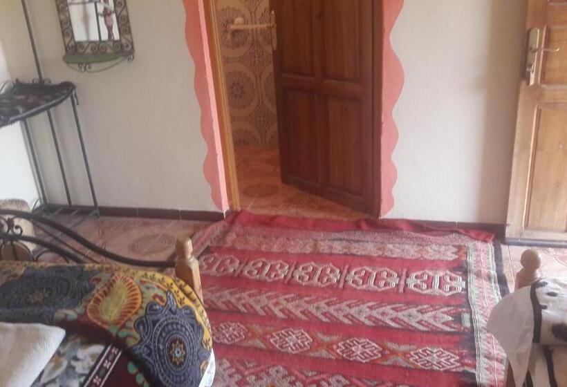 اتاق استاندارد سه تخته با چشمانداز استخر, Auberge Bougafer