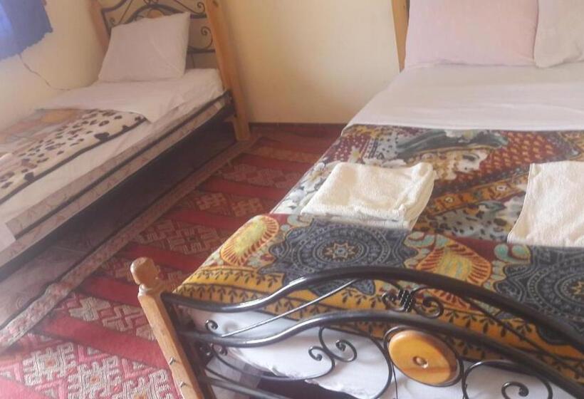 اتاق استاندارد سه تخته با چشمانداز استخر, Auberge Bougafer