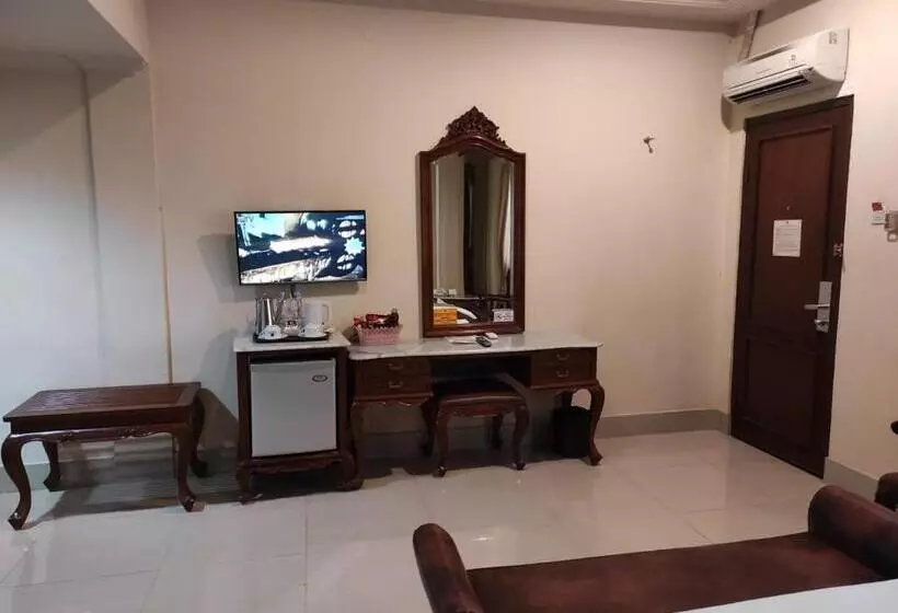 سوییت با چشم‌انداز استخر, Indah Palace Yogyakarta