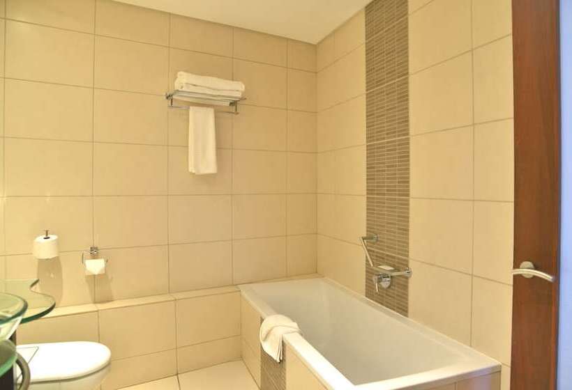 带2个双人床的标准工作室, Premier Hotel East London Icc