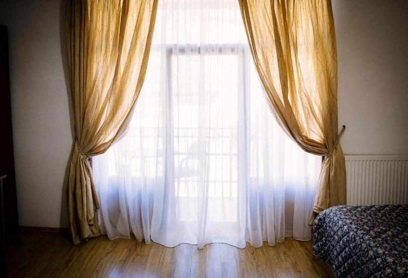 带阳台标准四人间, Class