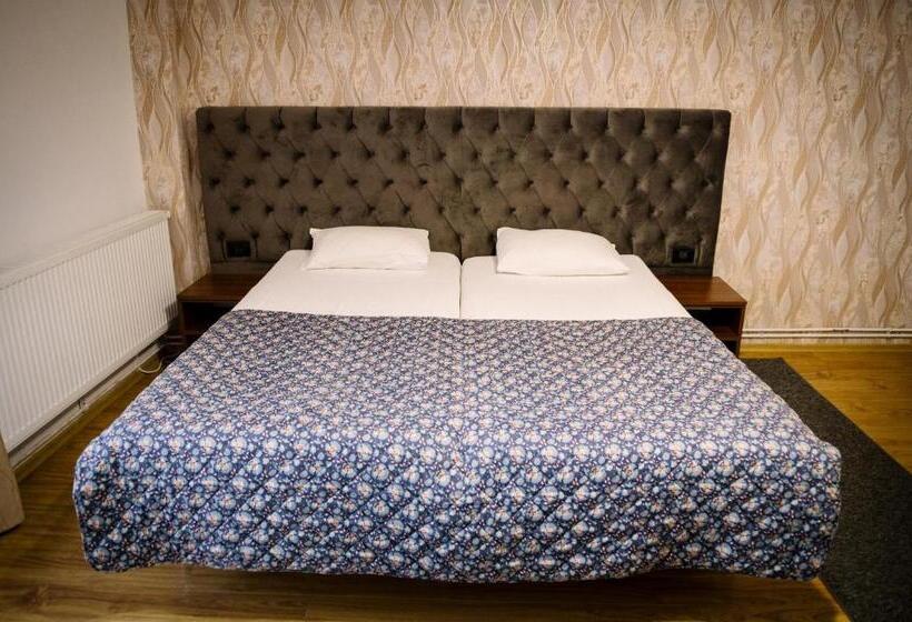 带阳台标准四人间, Class