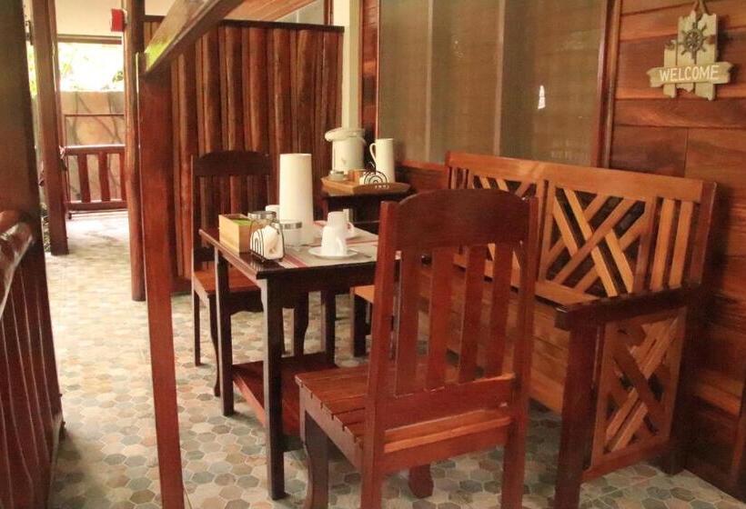 سوییت لوکس, Theresa S Pension House