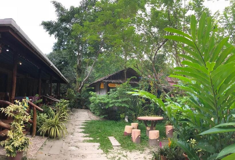 اتاق لوکس خانوادگی, Theresa S Pension House