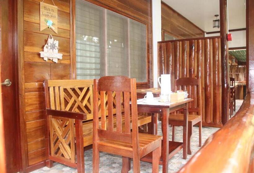 اتاق لوکس خانوادگی, Theresa S Pension House