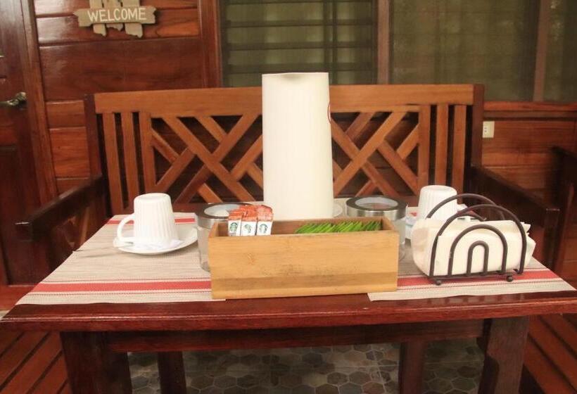 اتاق لوکس خانوادگی, Theresa S Pension House