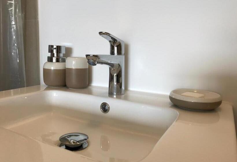 اتاق لوکس, Waterfront Studio