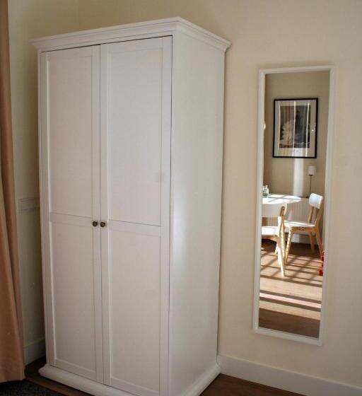 اتاق لوکس, Waterfront Studio