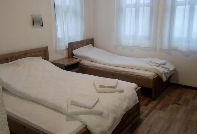 Quarto Triplo Estandar, Guesthouse White Margarit