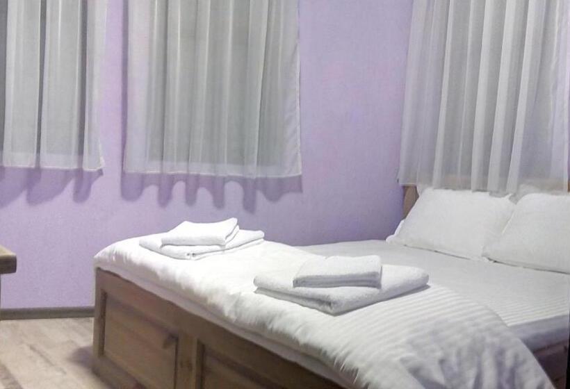 Quarto Quadruple Standart com Varanda, Guesthouse White Margarit