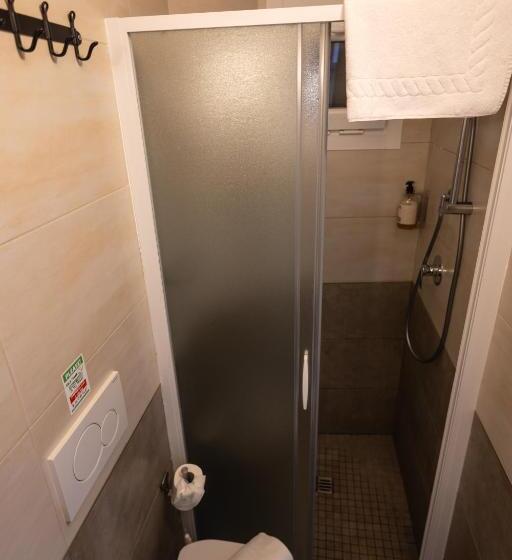 استودیوی استاندارد, La Pomposa Del Teatro