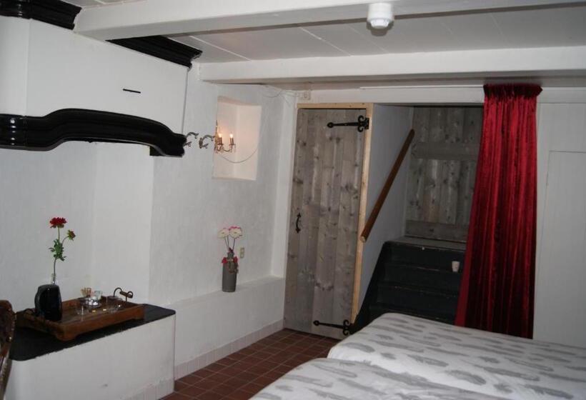 Standard room with outdoor bath, De Zevenster Gevestigd Aan De Winkelstraat