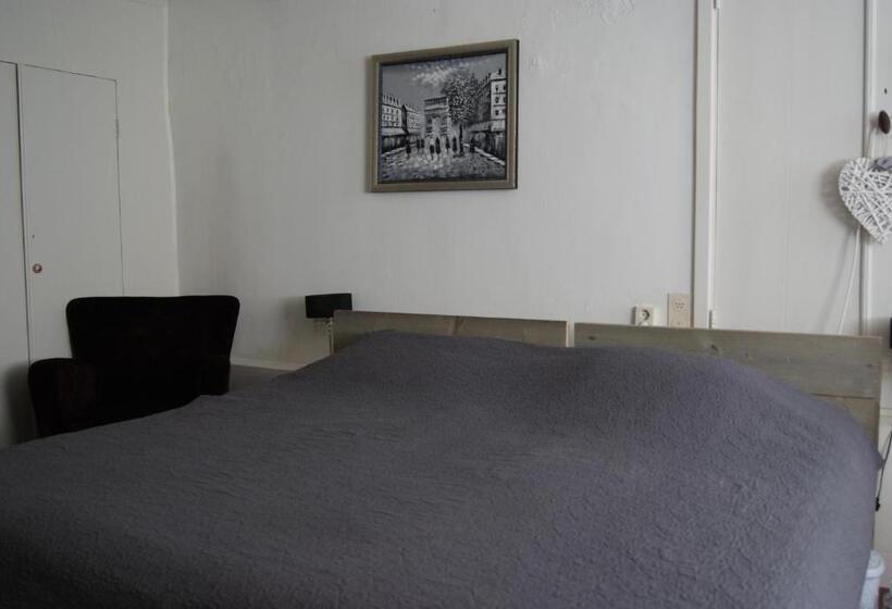 Standard room with outdoor bath, De Zevenster Gevestigd Aan De Winkelstraat