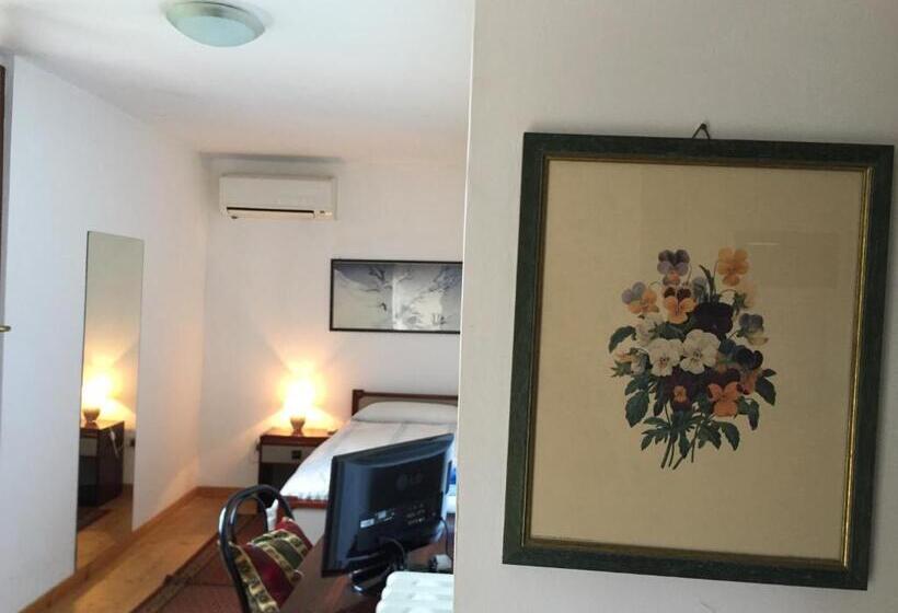 اتاق استاندارد یک نفره, Villa Perenich