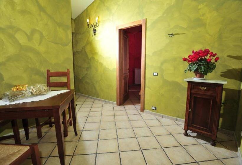 庭の見えるスタンダードトリプルルーム, Poggio Dei Cavalieri