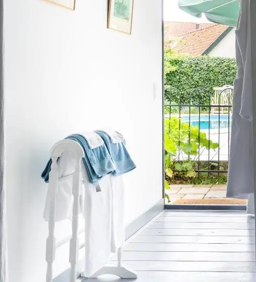 １ベッドルームハウス, The Pool House