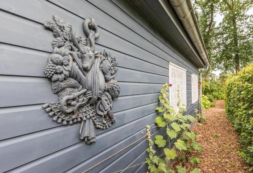 1间卧室的房子, The Pool House