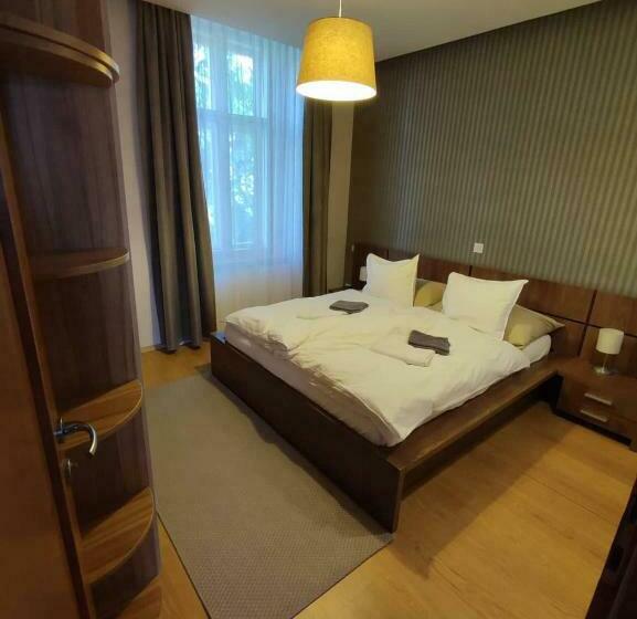 חדר קומפורט לשלושה, Deák Panzió